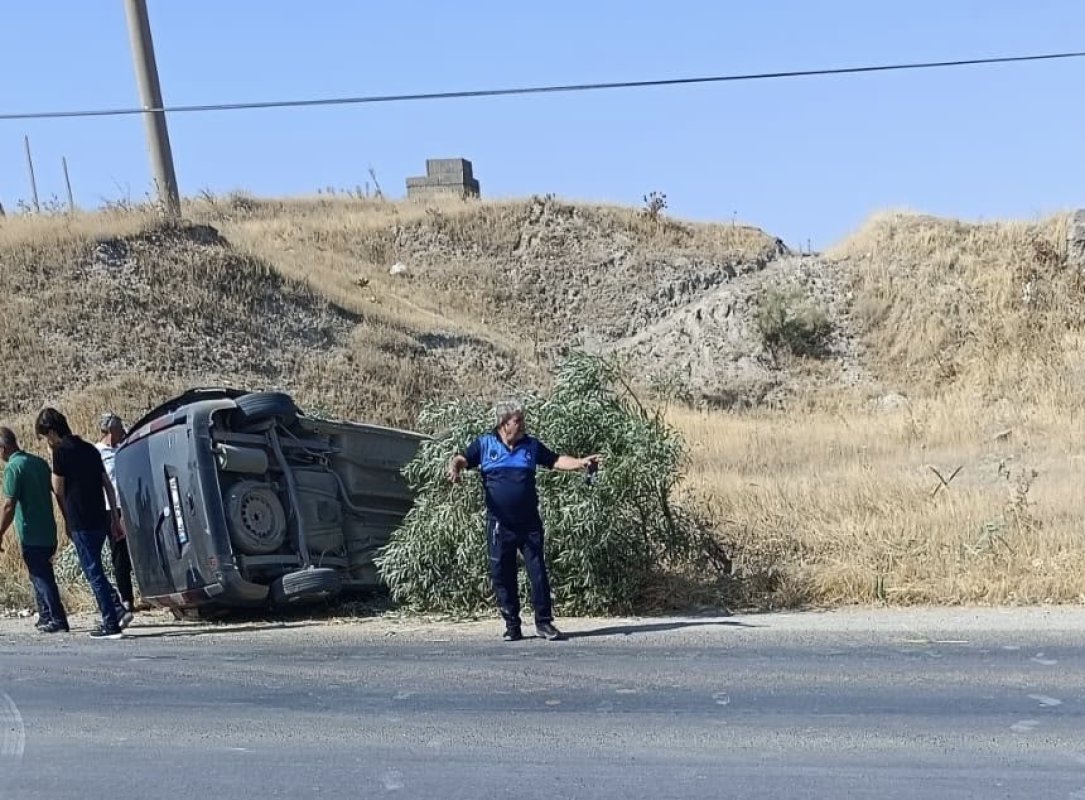 Lastiği patlayan araç takla attı: 2 yaralı