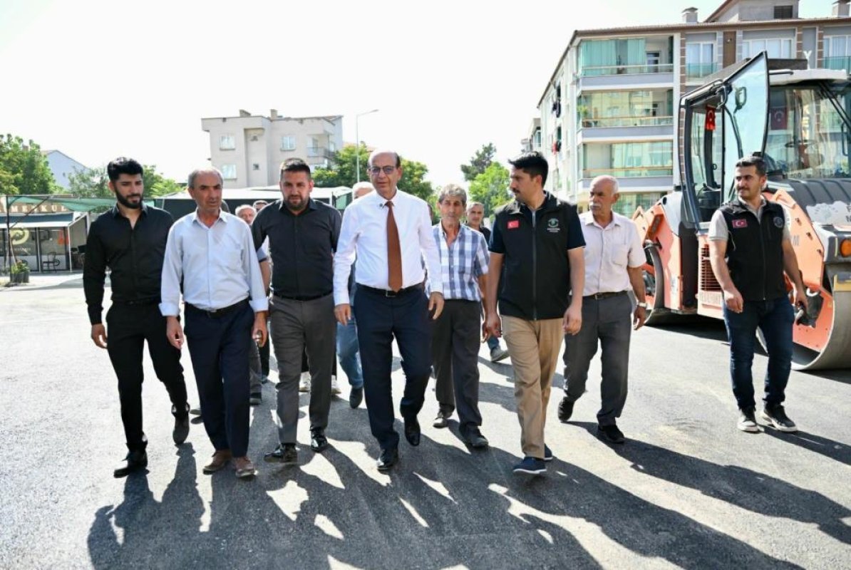 Başkan Geçit, Çavuşoğlu mahallesindeki asfalt serim çalışmalarını inceledi